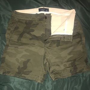 Abercrombie Men’s 7 inch Camo Shorts